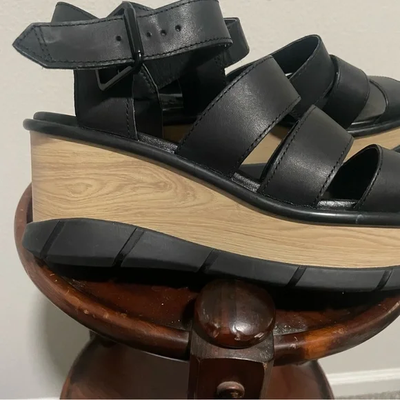 Sorel Black and Tan Joanie III Ankle Strap Sandals, Size 8 - Picture 6 of 7